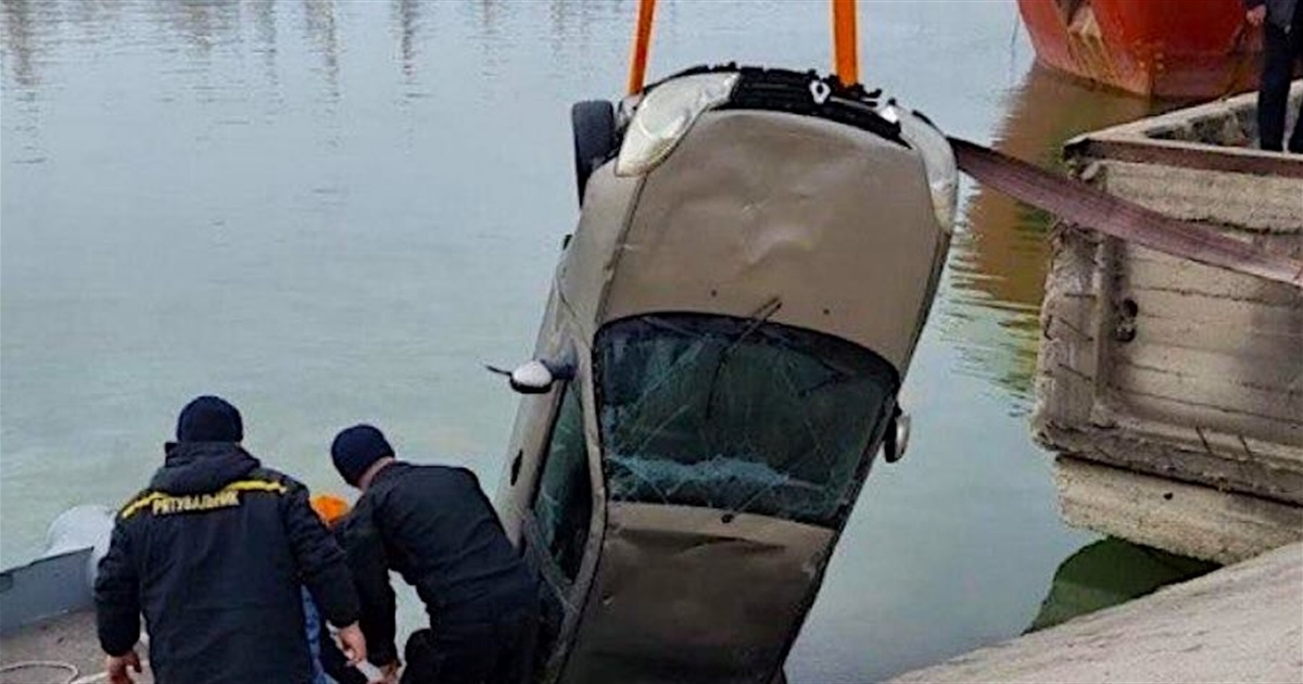 Тіло зниклого чоловіка знайшли в потонувшому службовому автомобілі у порту Ізмаїла
