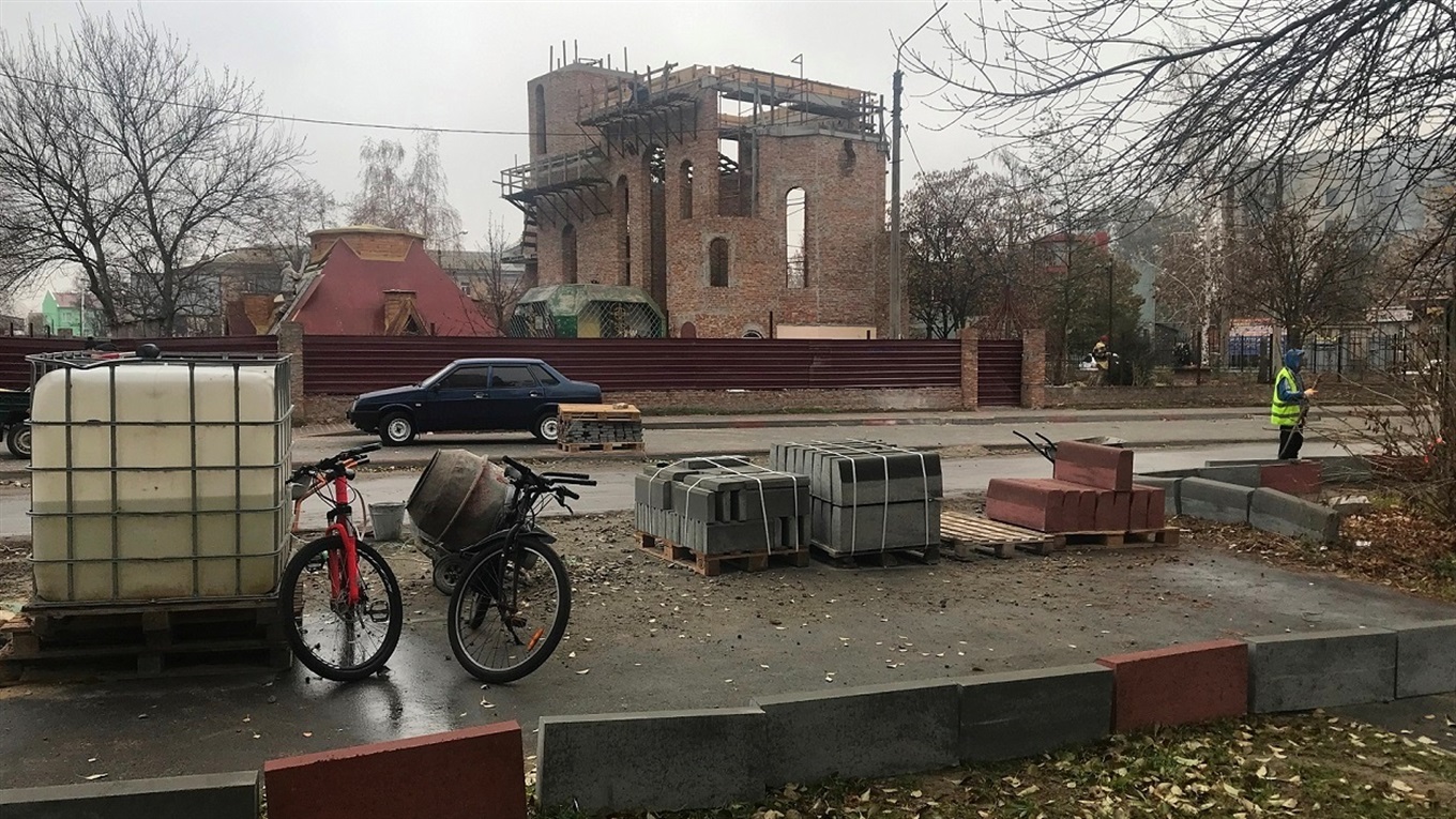 От улицы Университетской на площадь ведет новый тротуар