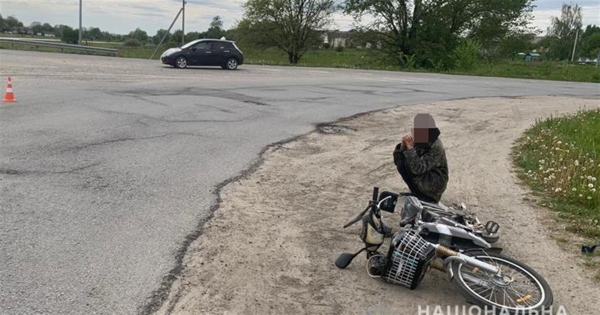 Автівка збила велосипедиста поблизу Наталівки: водієві оголосили підозру