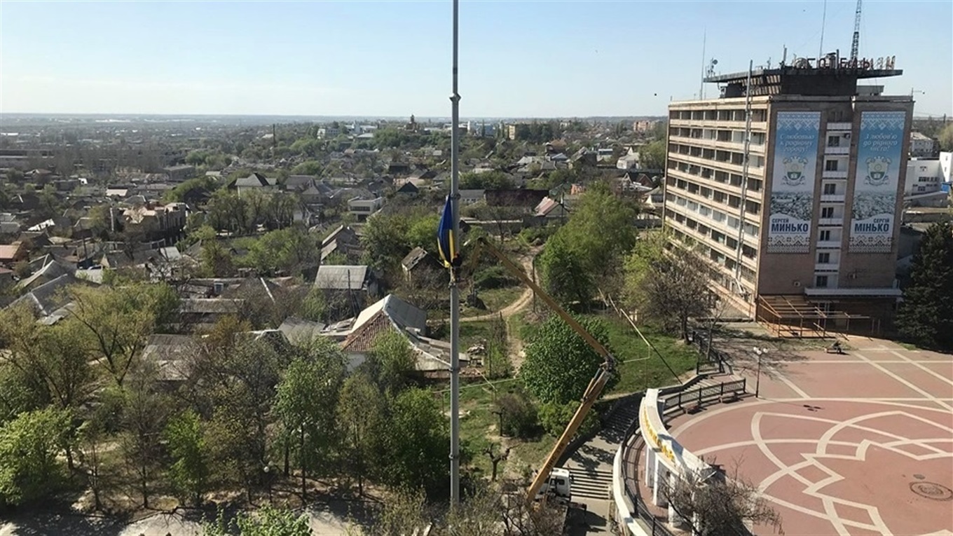 Мелитополь снова с флагом: обновленное полотнище государственного стяга водрузили на место 