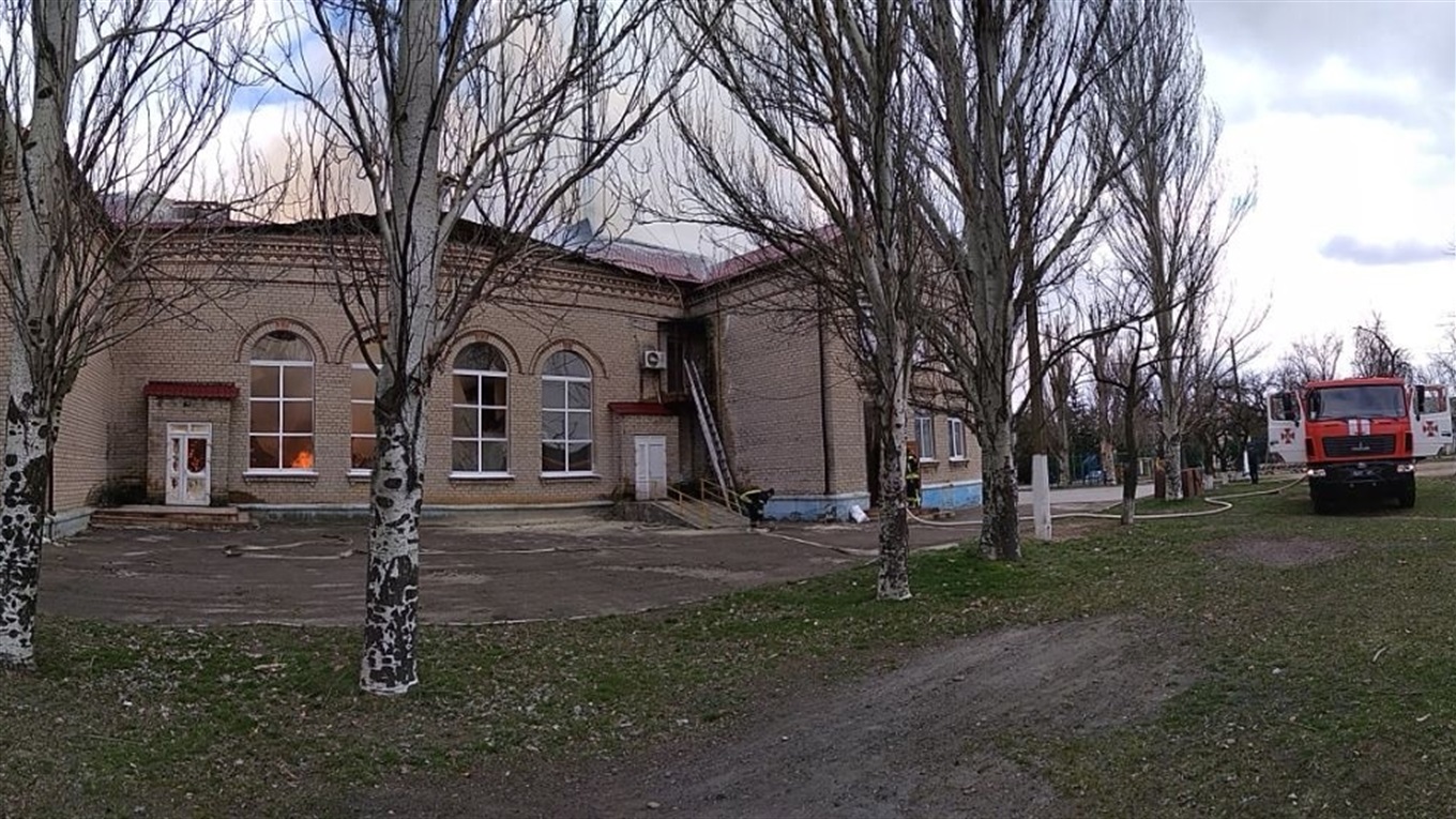 У Микільському Волноваського району горить будинок культури: ексклюзивні фото та відео