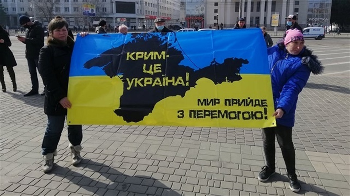 В Херсоні на річницю кримського спротиву спалили опудало Путіна. Дивіться фото