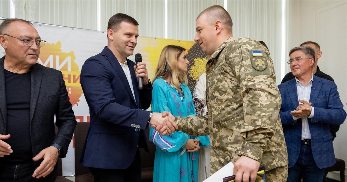 Микола Філонов і партнери передали військовим 12 автомобілів та обладнання на майже 5 млн. гривень