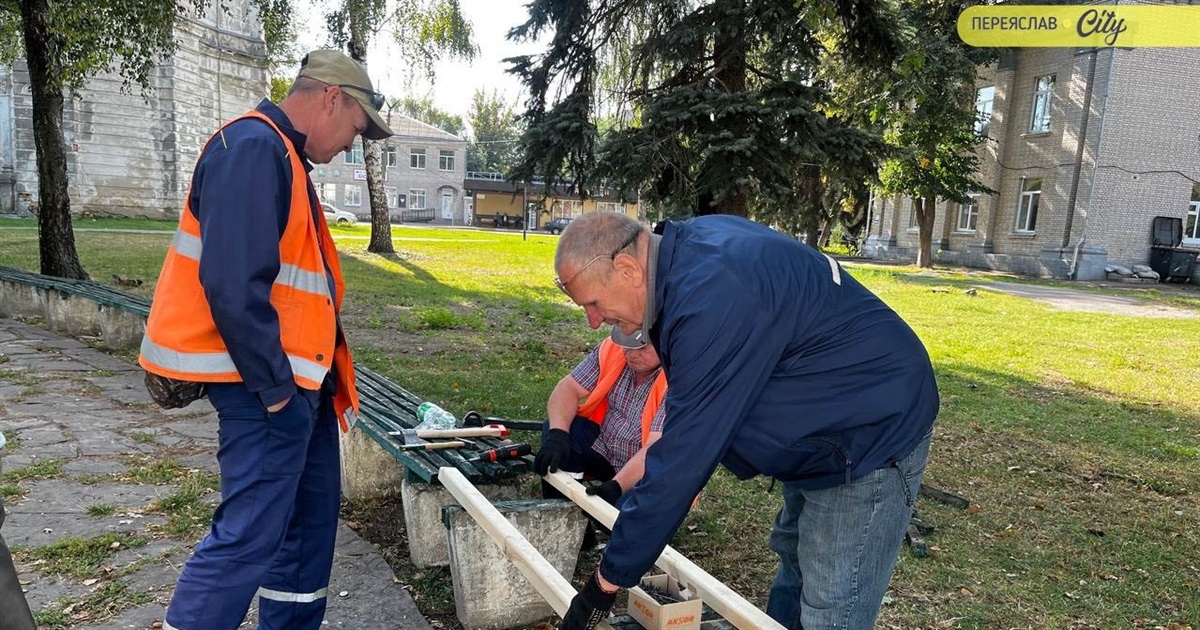 Біля Вознесенського собору комунальники почали ремонтувати лавки до Дня міста
