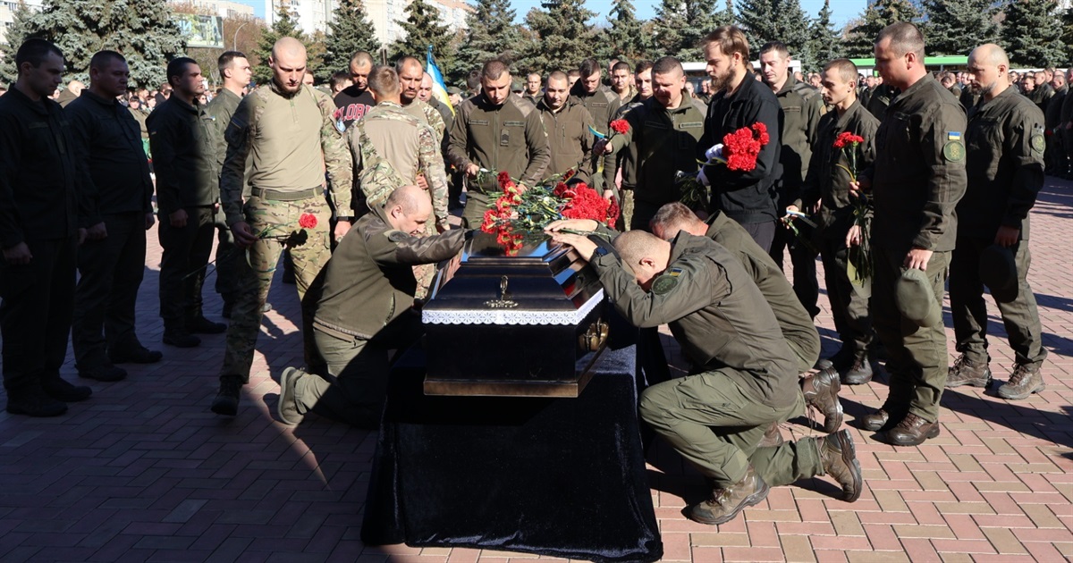 Южноукраїнці схилили голови, віддаючи останні почесті загиблому воїну Антону Заренку