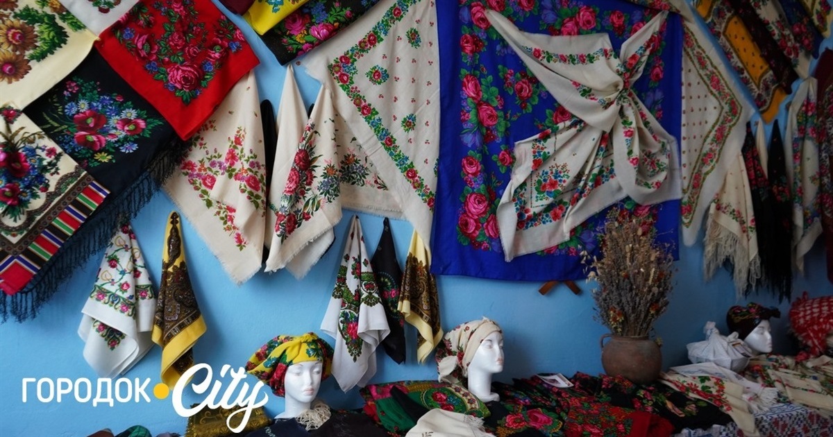 340 історій в одній кімнаті: як хустка із Канади об'єднала українське село на Хмельниччині