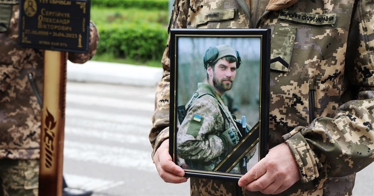 Вараш у скорботі: попрощалися із 27-річним гранатометником
