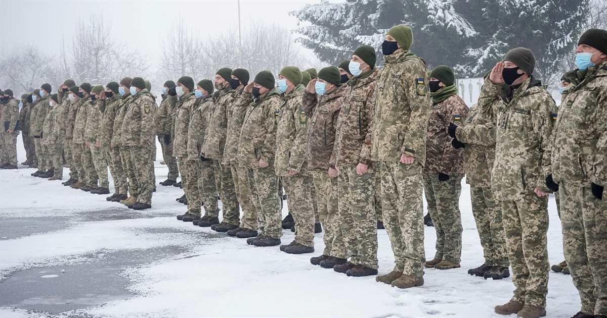 Голова ОДА передав ордери на квартири родинам військових