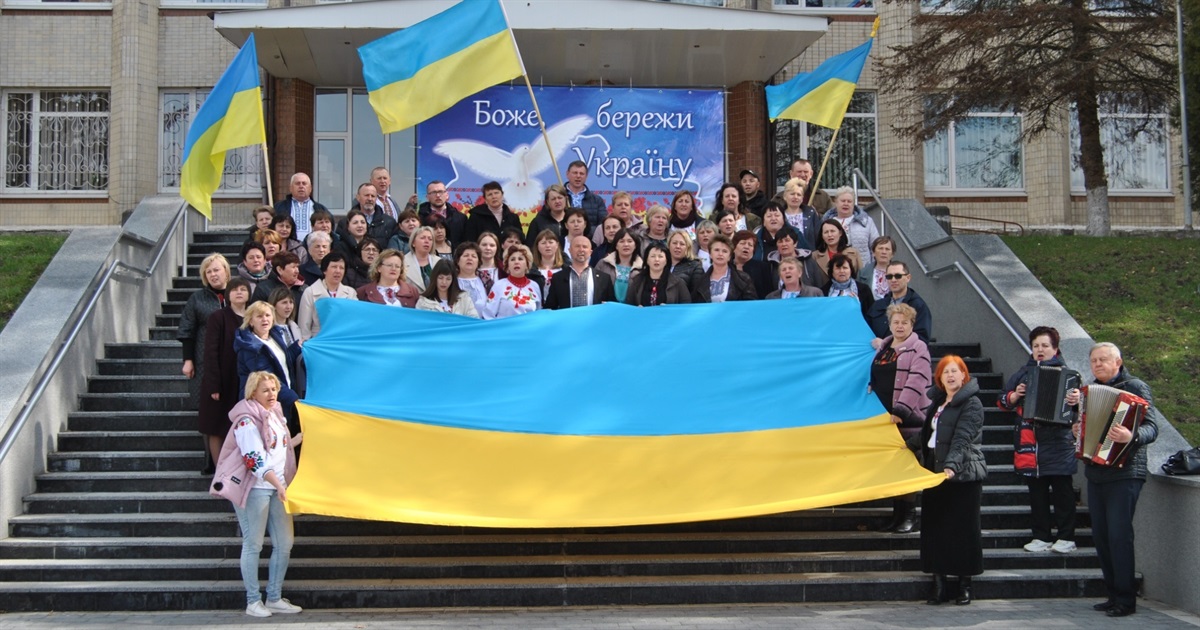 Флешмоб від освітян: у центрі Городка звучала «Ой, у лузі червона калина»