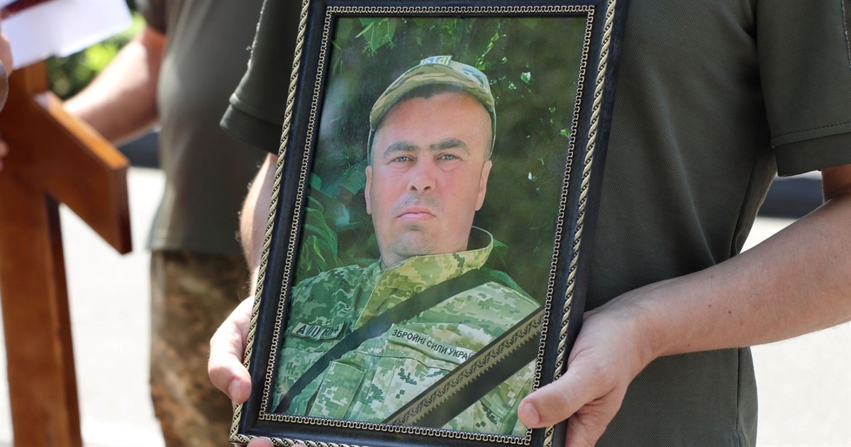 Втрата громади: на День Незалежності у Вараші попрощалися із стрільцем-санітаром