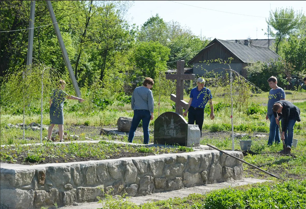 Колектив Гродівської школи завершив двомісячник з благоустрою