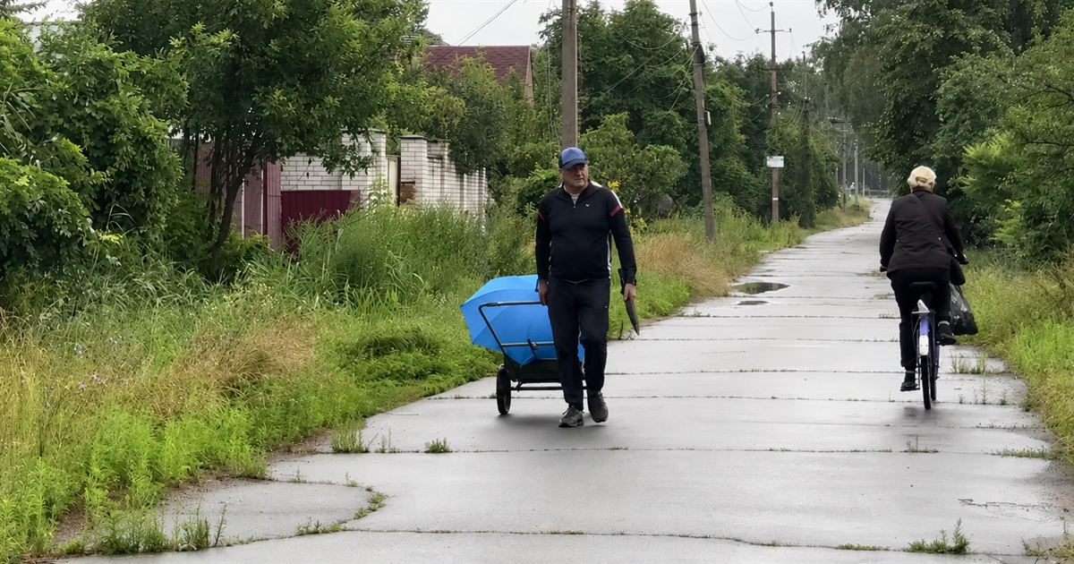 Святогірськ без світла і зв’язку. Люди самі гасять пожежі після російських атак — як живе громада