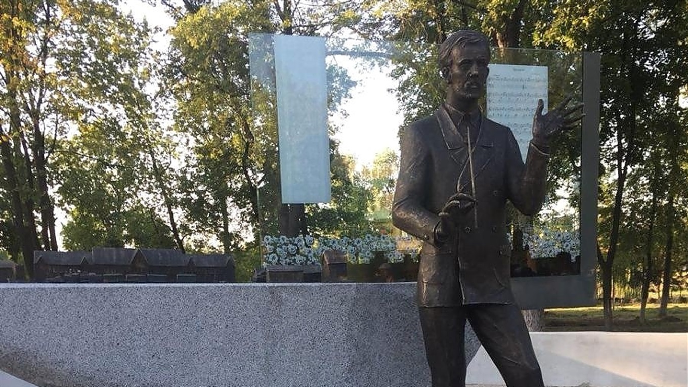 Автору рождественского Щедрика установили памятник в Покровске, где он преподавал