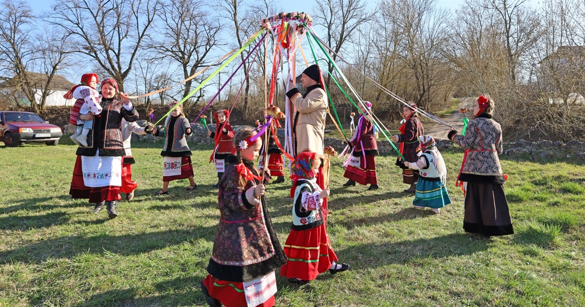 З Христовим Воскресінням вас вітає зразковий фольклорний колектив «Крикухи»