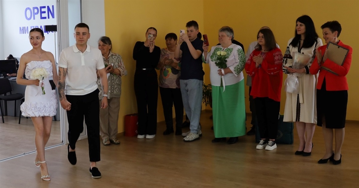 День сім’ї – день народження нової родини: у Звягелі привітали молодят