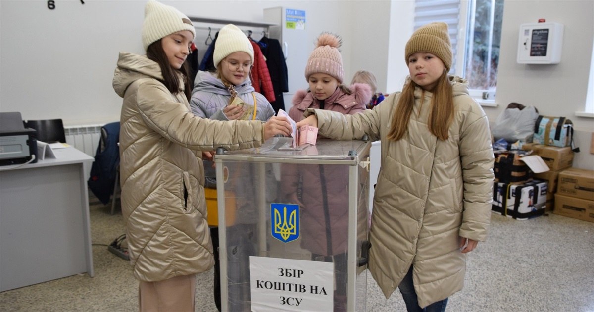 Діти з Чорткова наколядували на дрон для ЗСУ