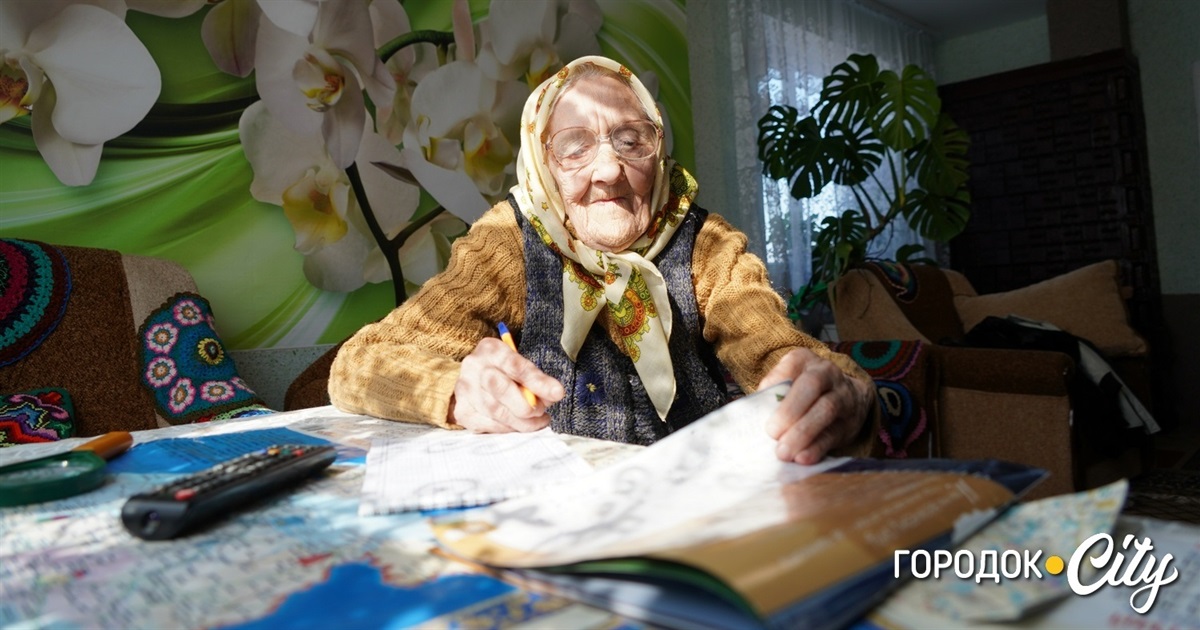 Друга війна: історія 98-річної бабусі із Сатанівщини, яка веде щоденник війни та волонтерить