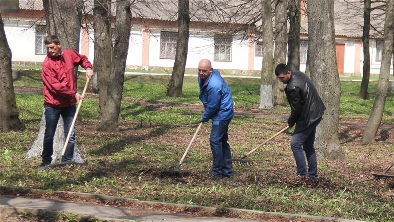 Депутатська толока: після сесії депутати Калинівської міськради вийшли впорядковувати парк