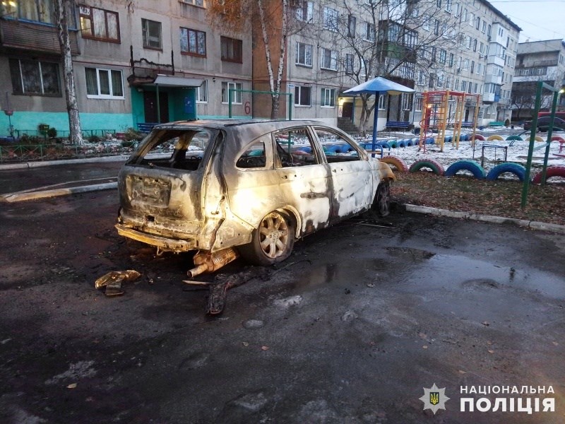 Поліція Покровська шукає свідків підпалу автомобіля на вулиці Заводська