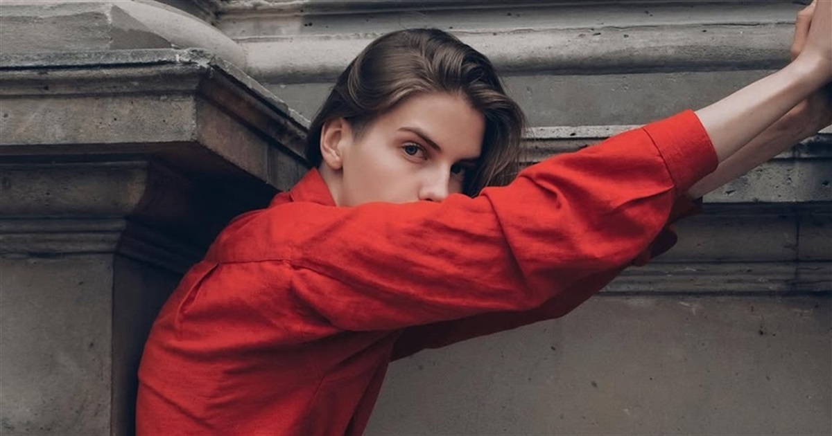 Співачка з Маріуполя Катерина Артман випустила пісню Wait Child. Вона про тих, хто втратив дитинство