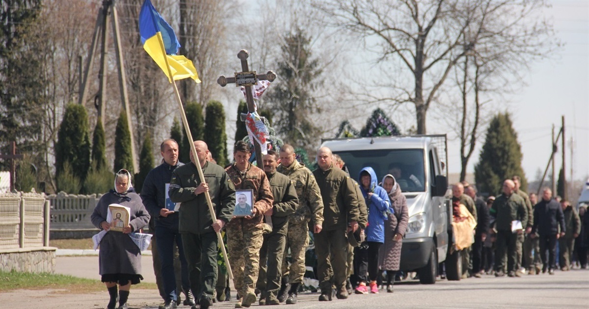 Калинівчани провели в останню путь загиблого офіцера