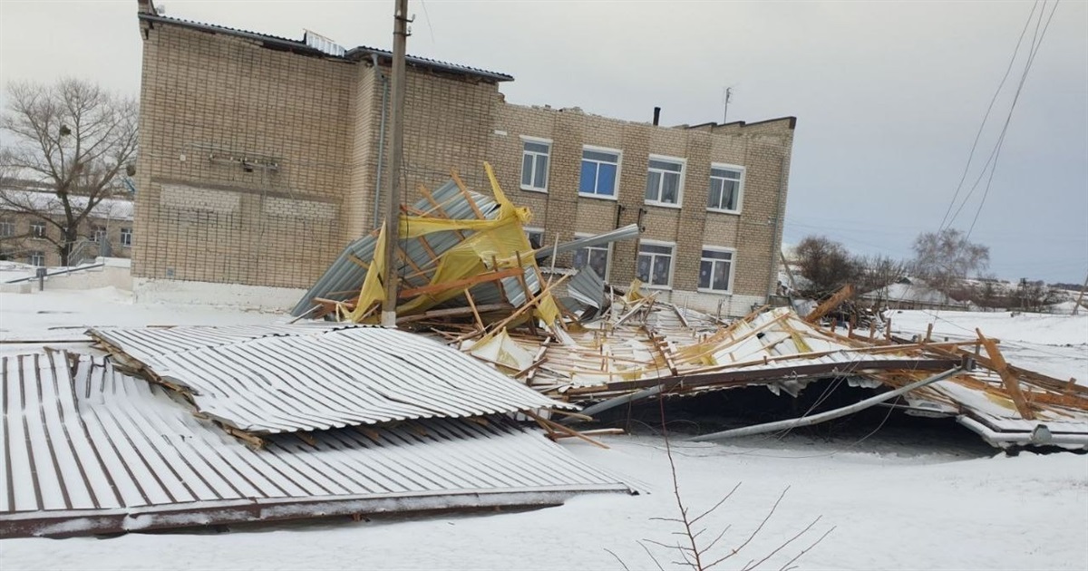 У Коломийчисі Сватівського району вітер зірвав покрівлю сільського будинку культури: подробиці