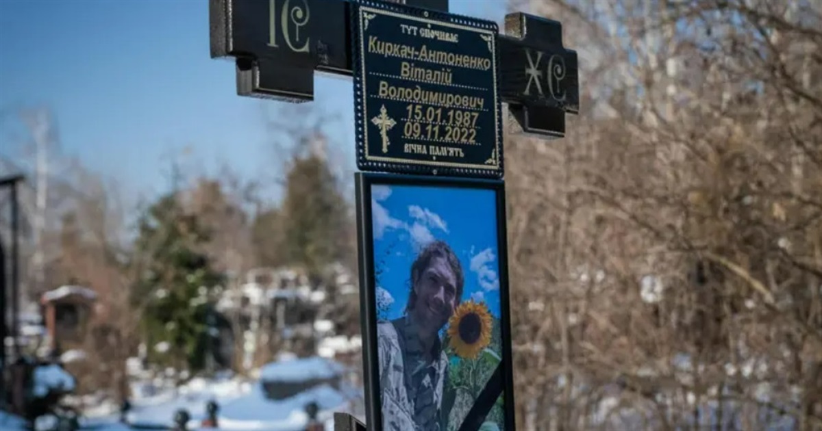 Боялася, що він буде в окупації. Дружина загиблого воїна зі Слов'янська перепоховала його у Києві