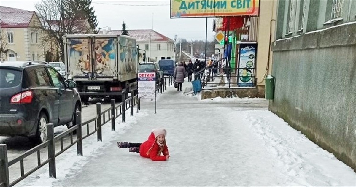 В ожеледицю тротуари мають посипати балансоутримувачі, комунальні служби, міські або сільські ради