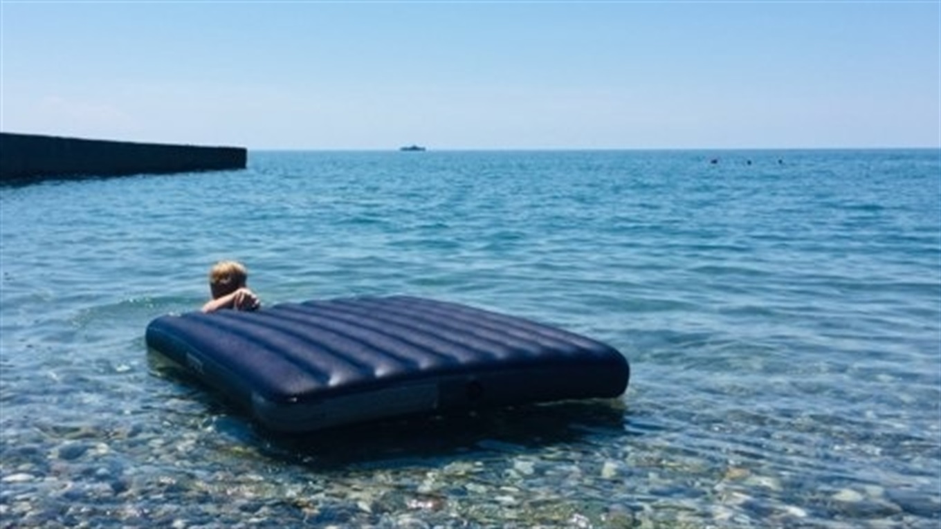 Що робити, якщо вас на матраці винесло в море?
