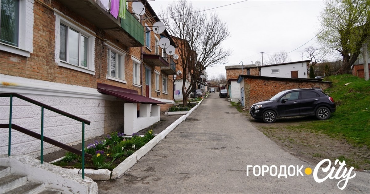 У Городку в дворі багатоповерхівок по вулиці Шевченка планують демонтувати аварійні сараї