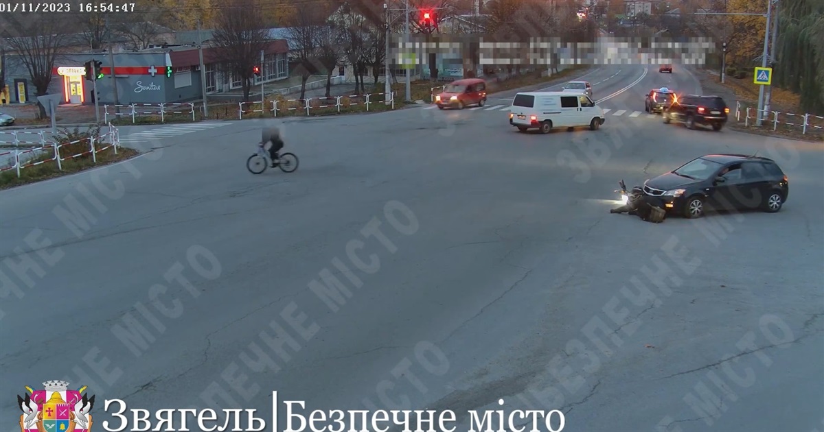 У Звягелі трапилися дві ДТП у яких постраждали люди: відео з камер спостережень