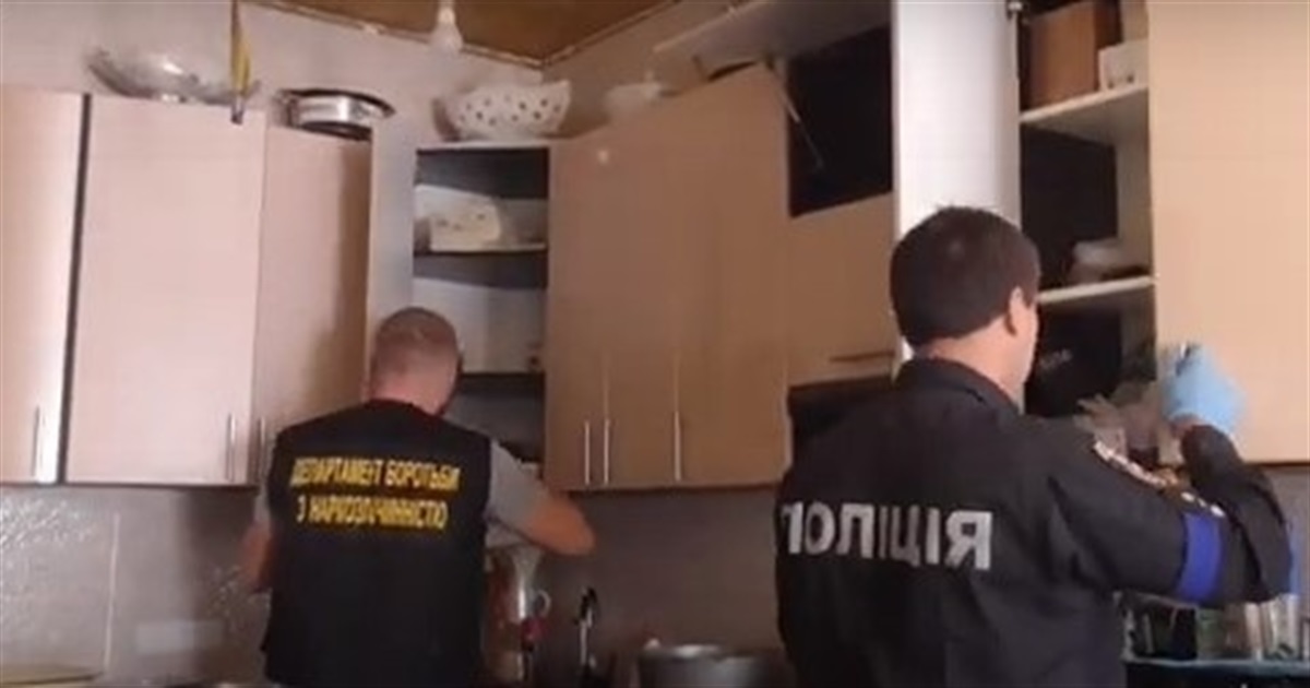 У трьох жителів Жмеринського району поліцейські вилучили канабіс та амфетамін: відео