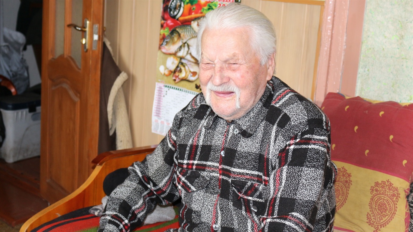 Життя у 98 років: Іван Чайка багато читає, жартує і ні на кого не гнівається