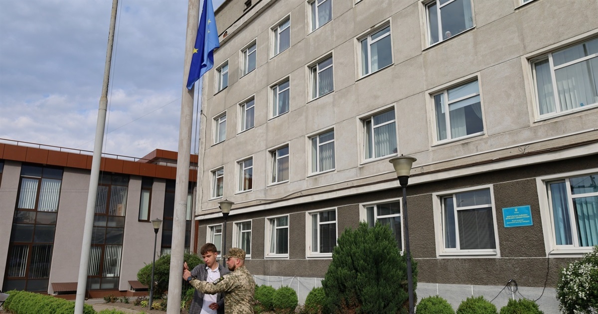 День Європи у Звягелі: військовий і голова Молодіжної ради підняли прапор ЄС