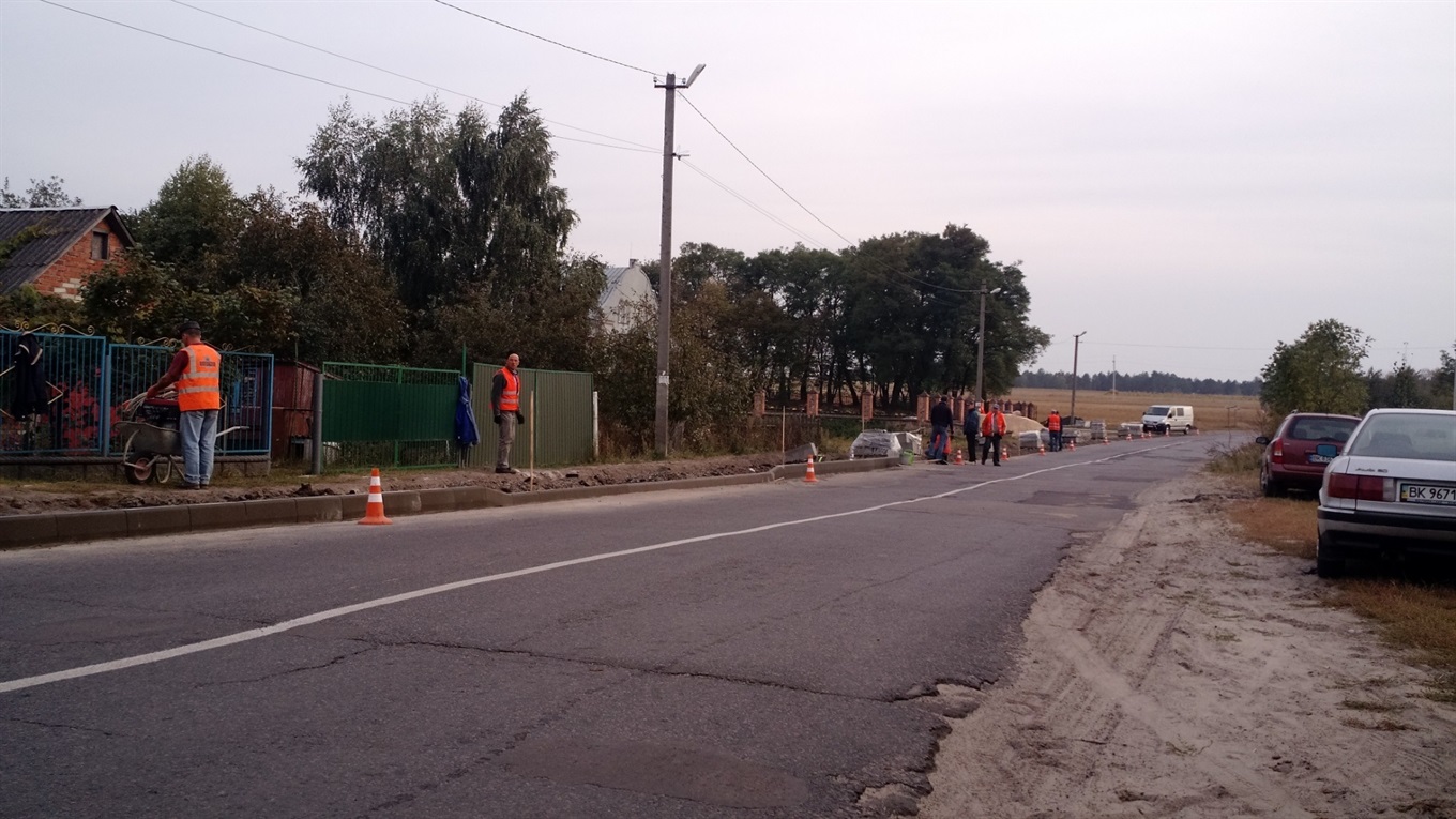 У Довговолі  ініціативна церковна громада  будує тротуар за 170 тисяч гривень з власних коштів