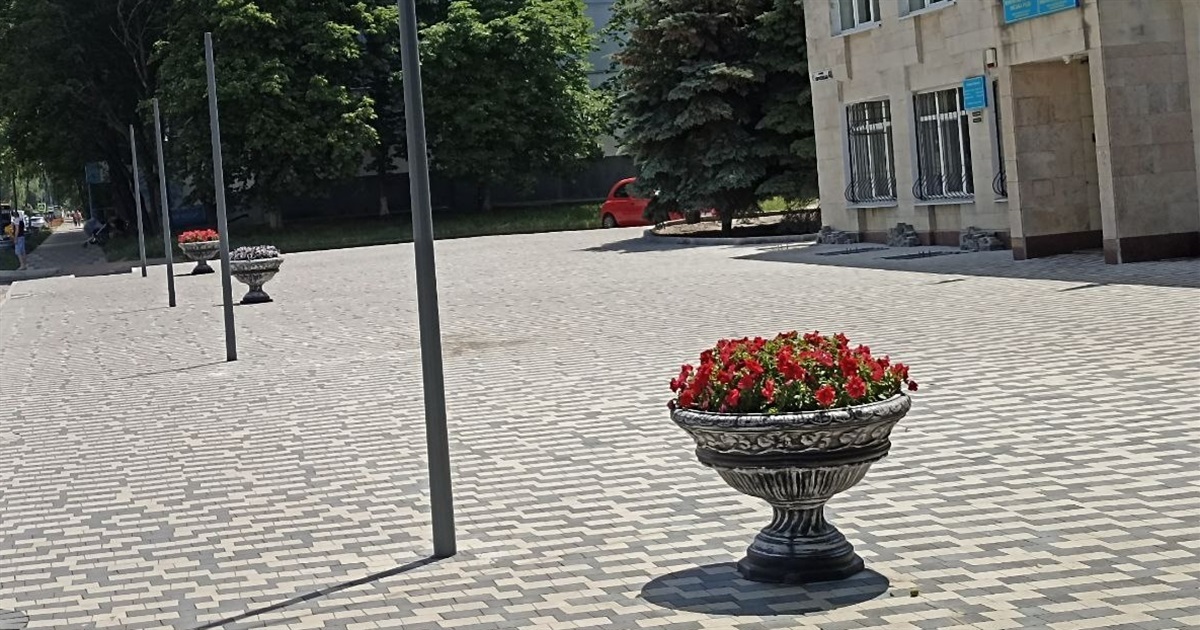 Перед будівлею Южноукраїнської міської ради вандали зруйнували цементний вазон для квітів