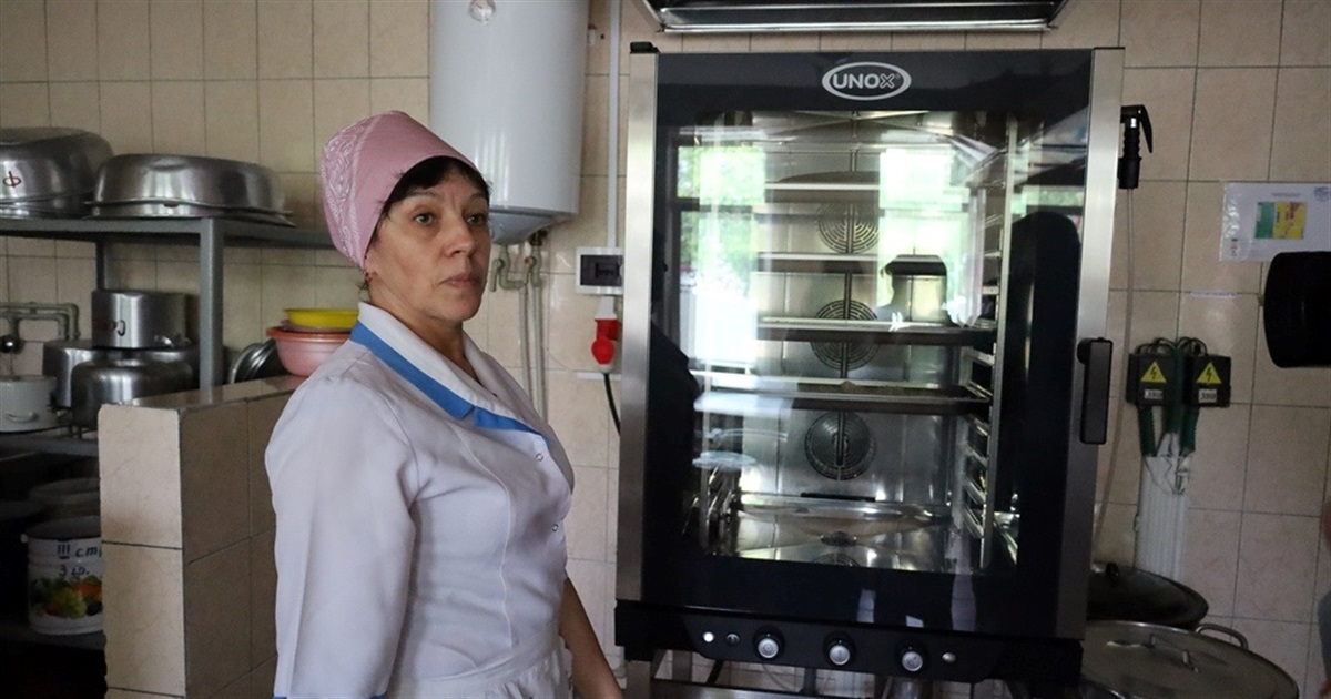 Реформа шкільного харчування у Звягелі: що таке пароконвектомат та чому кухарі ним користуються