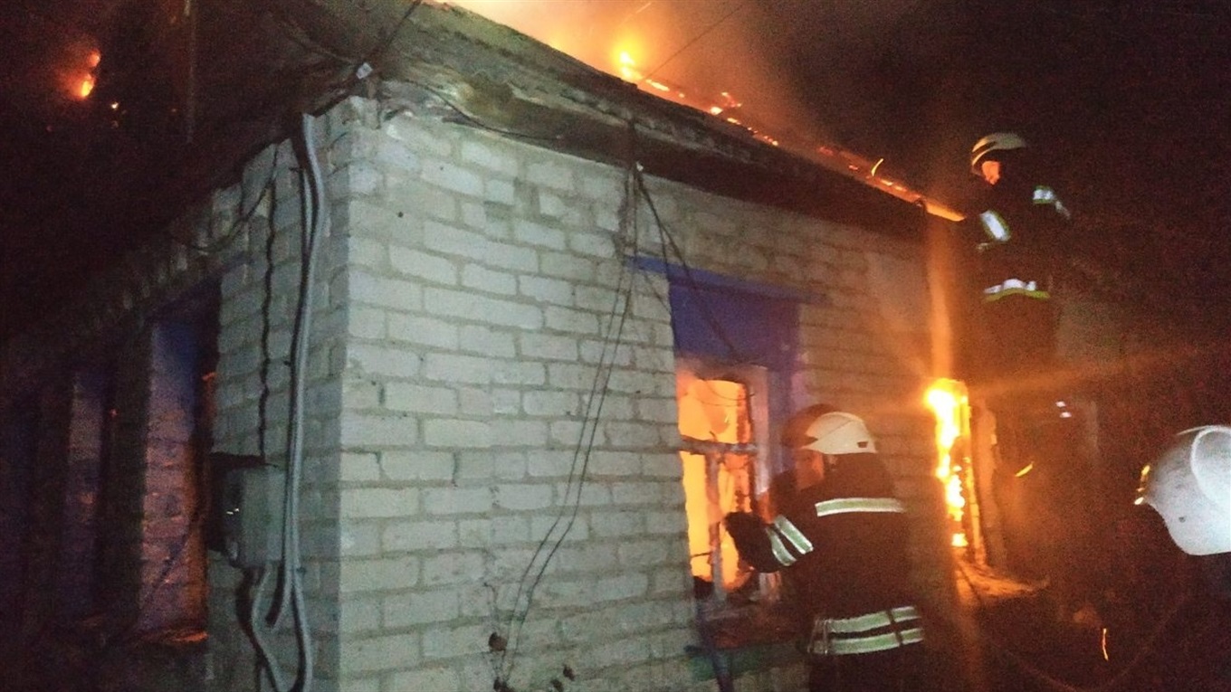 У Сватовому згорів будинок. Рятувальники гасили пожежу більше чотирьох годин