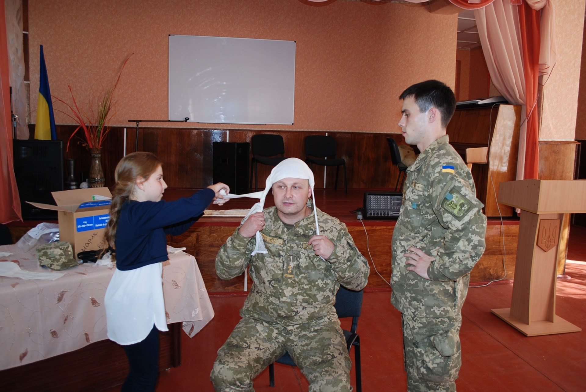 Військові лікарі надали невідкладну допомогу школярам