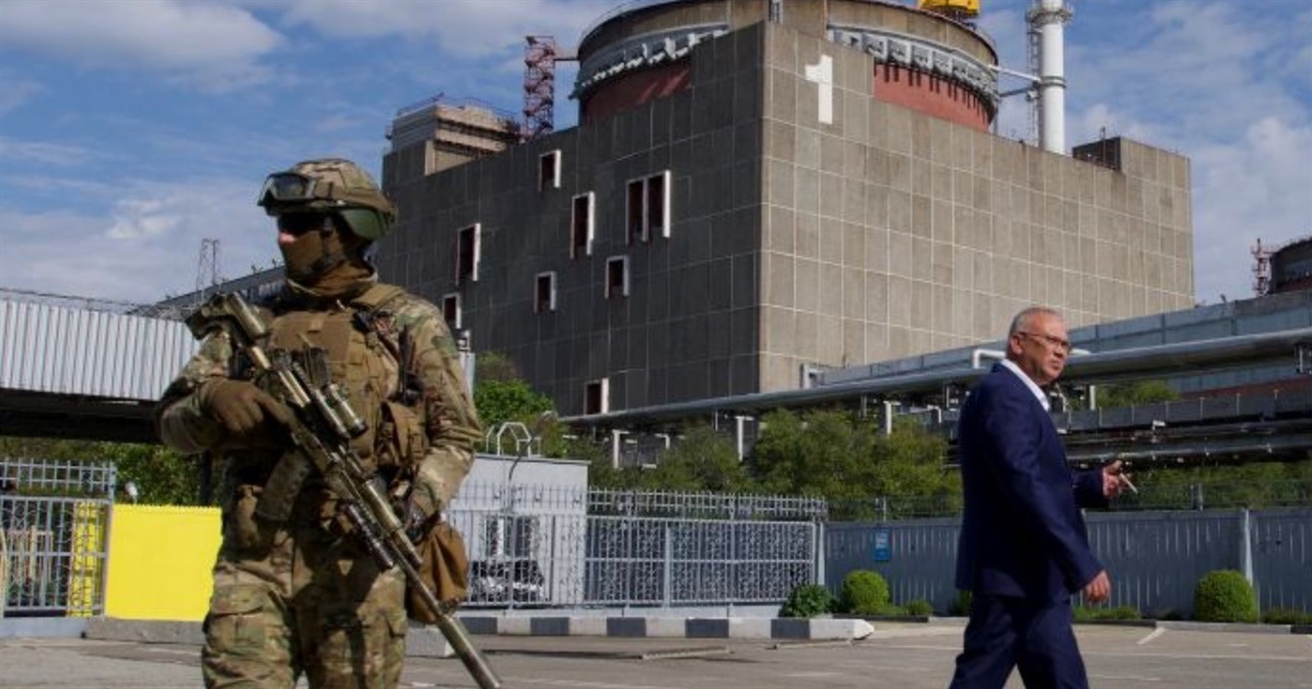 Російські окупанти почали залишати Запорізьку АЕС — готують теракт?