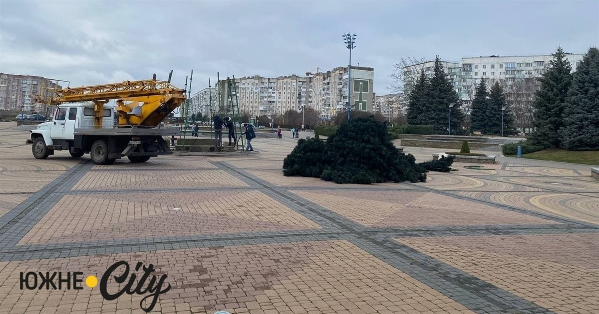 В Южному почали монтувати новорічну ялинку (ФОТОФАКТ)