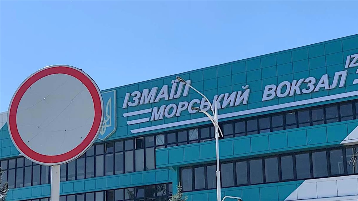 Что происходит с дорожными знаками в Измаиле? (видео)