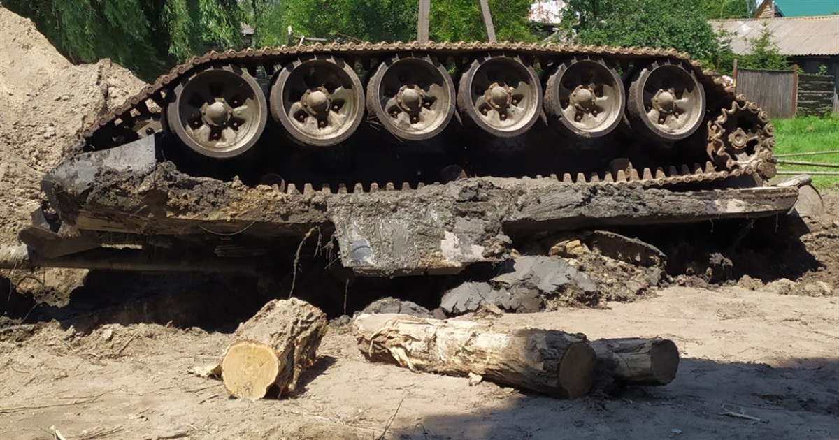 Ще один трофей. На Чернігівщині витягли з річки другий танк з трупами окупантів