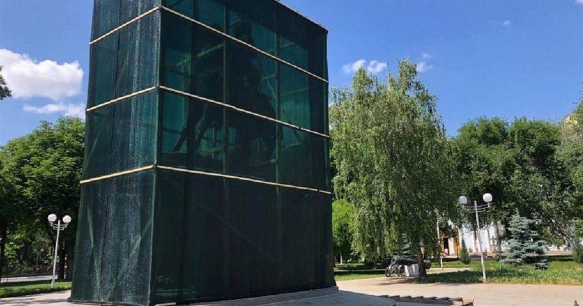 Решение горсовета: Суворов с конем составят компанию Ленину
