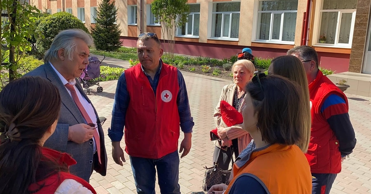 До вимушених переселенців у Чортківському медколеджі завітали місіонери Червоного Хреста з Румунії
