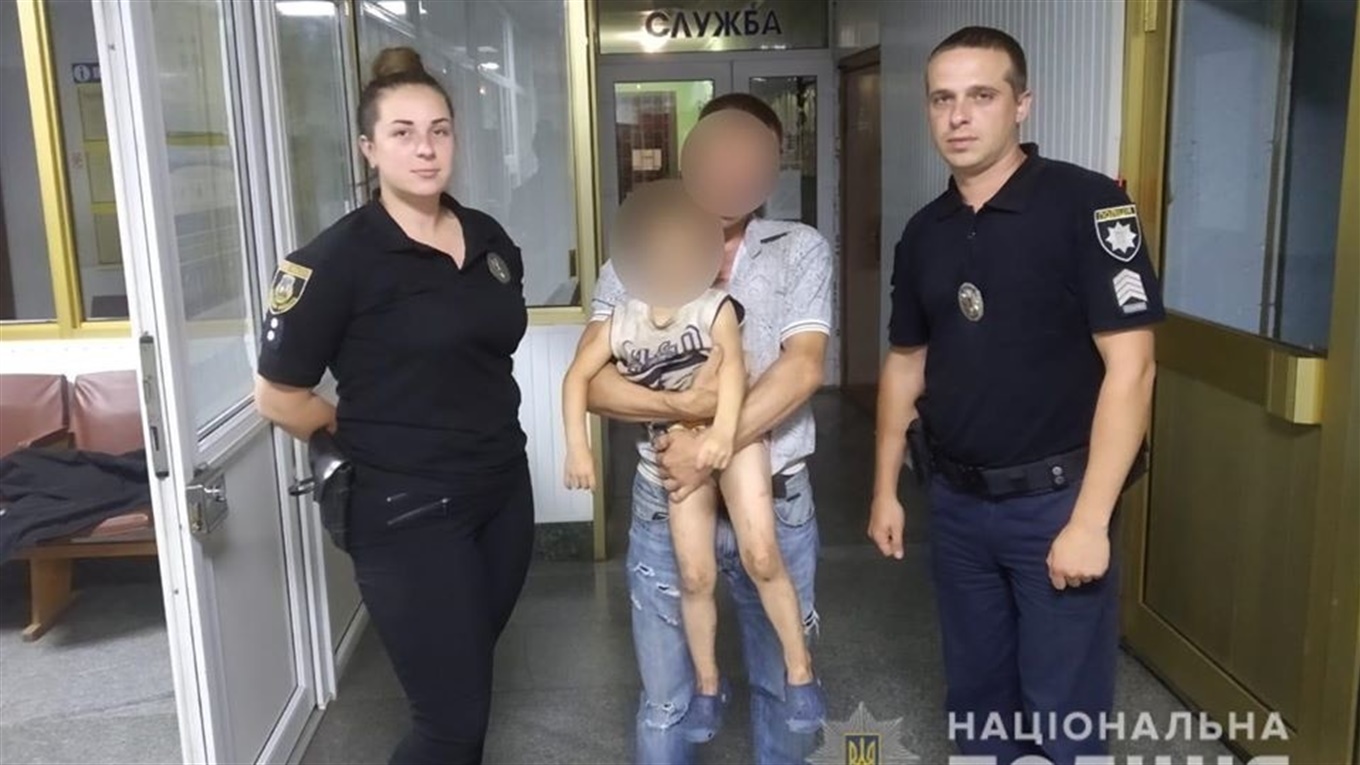 Кагарлицькі поліцейські розшукали батьків трирічної дівчинки, яка втікла з двору