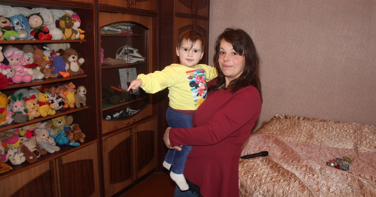 «Я виграла джекпот!». Переселенка з Луганщини отримала ключі від квартири у Городку