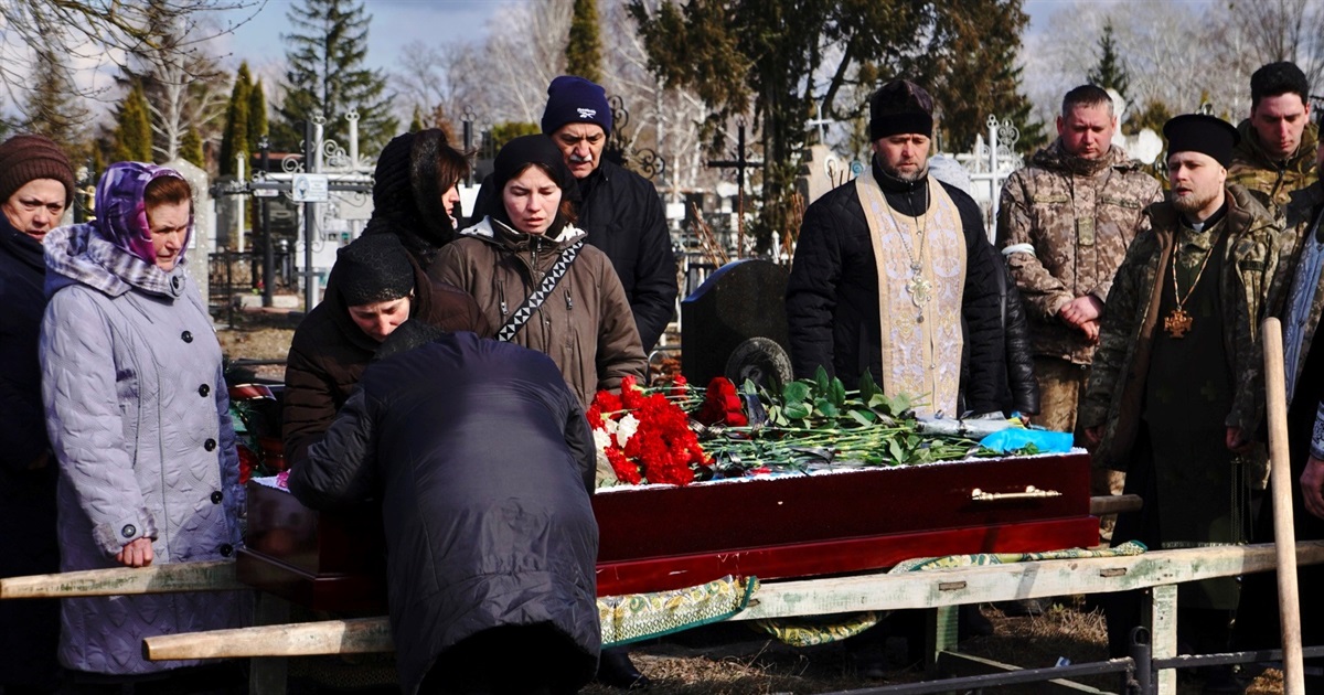 "Бог зберіг воїна там, але він загинув, повернувшись додому" В Переяславі поховали Євгенія Дубика