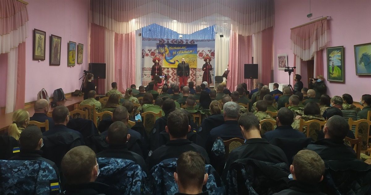 Слова благодарности, грамоты и концерт: Измаил поздравил защитников и защитниц Украины