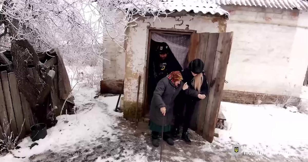 «Білі янголи» евакуювали 91-річну жінку з прикордоння Білопільщини